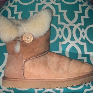 EUC Ladies Size 10 UGGS Bailey 1 button in Chestnut.